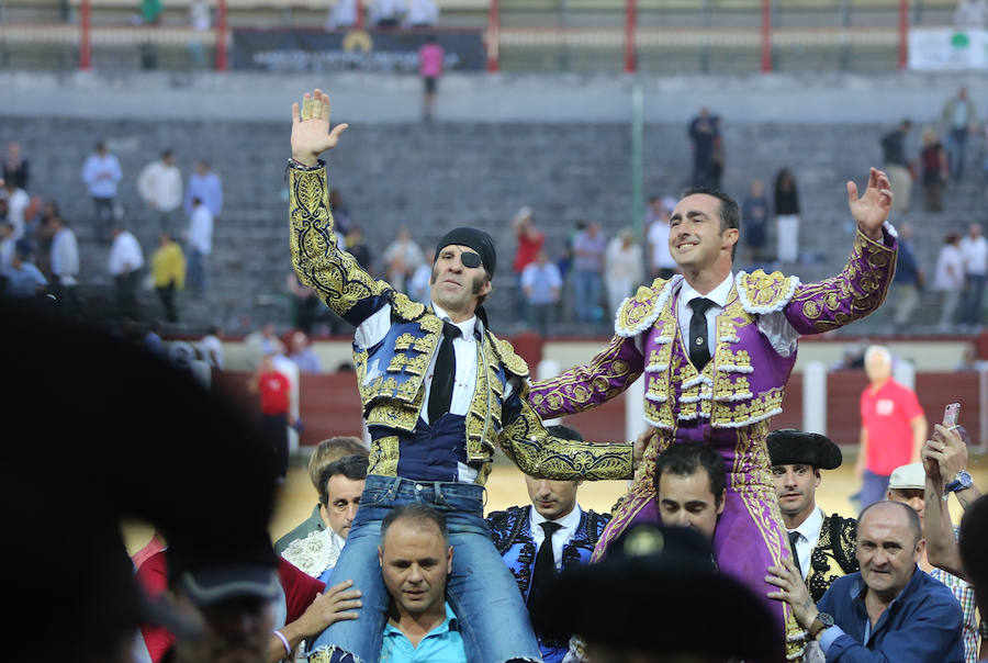 Padilla sufrió una terrible cogida, pero se repuso y abrió la Puerta Grande del coso vallisoletano acompañado de El Fandi, mientras que Ferrera cortó una oreja