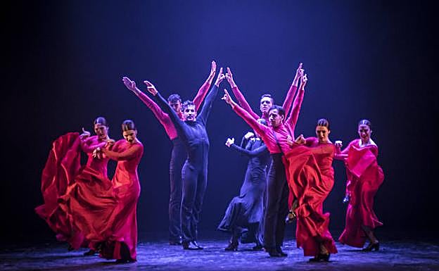 Los bailarines de la compañía de Ballet Flamenco español en una escena.