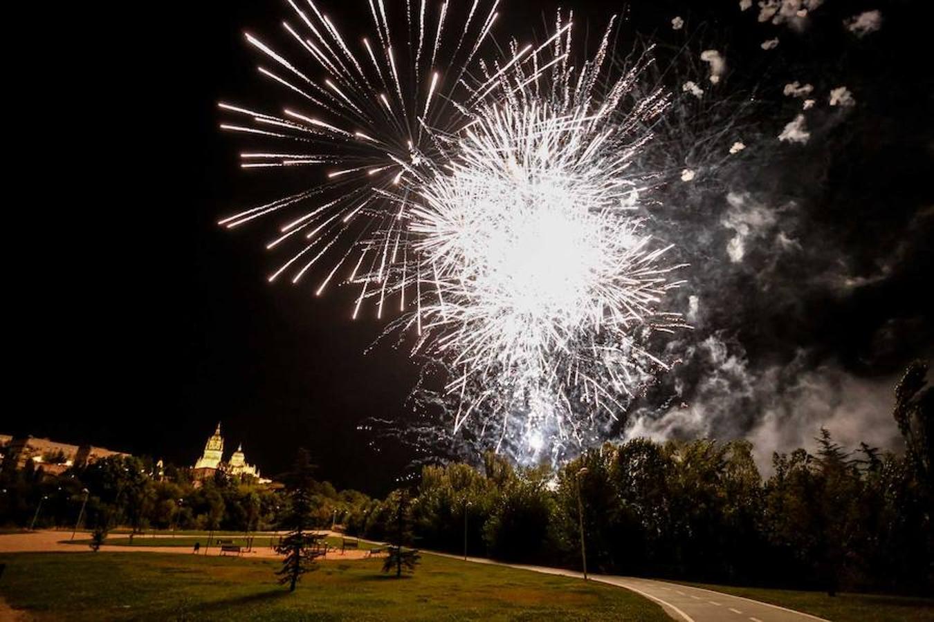 Fotos: Los fuegos Artificiales encienden las fiestas en Salamanca