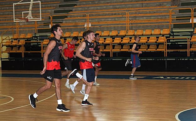 Varios jugadores del CB Tormes, durante un entrenamiento. 