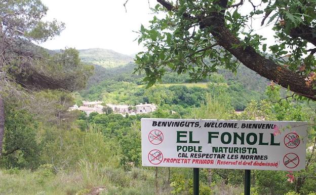Un cartel a la entrada del pueblo advierte al visitante de la peculiaridad de El Fonoll. 