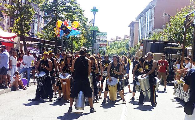 La batucada La Torzida sumó sus sonidos a los de los grupos flamencos contratados por los bares laguneros.