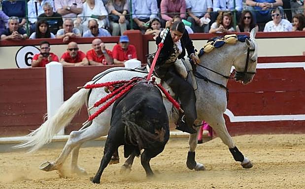Lea Vicens clava el rejón de muerte. 