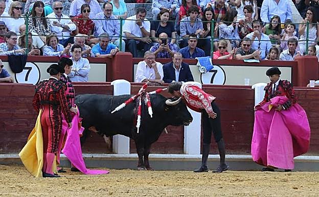 PabloHermoso besa a uno de sus astados.