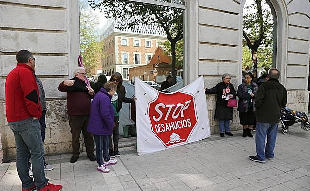 Concentracion de la PAH de Palencia ante la Delegación de la Junta. 