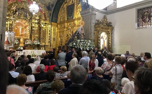 La eucaristía se celebró en el interior del santuario en lugar de en la plaza de los Tilos como estaba previsto. 