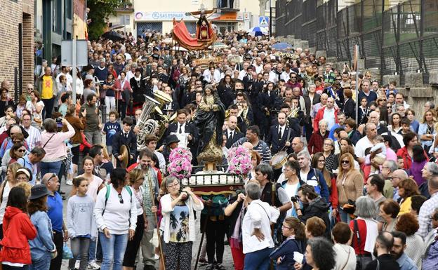 Cientos de personas acompañan a la imagen hasta la ermita del Santísimo Cristo del Caloco.