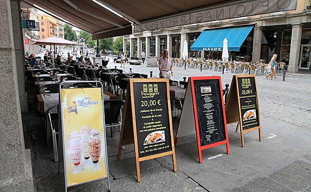 Carteles publicitarios en una terraza ubicada en la avenida del Acueducto