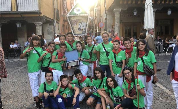 Un grupo de niños con el farol ganador en la categoría infantil.