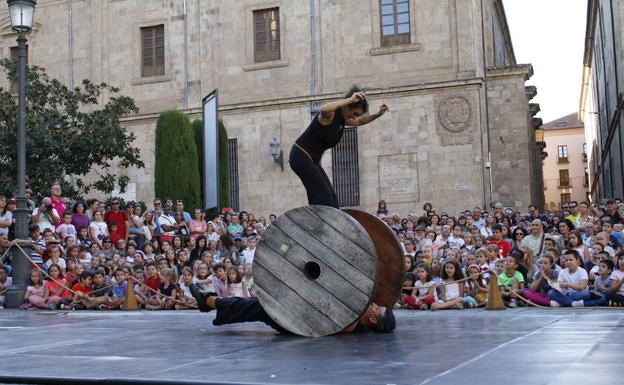 Festival de Artes de Calle de 2017 durante la celebración de las Fiestas de la Virgen de la Vega. 