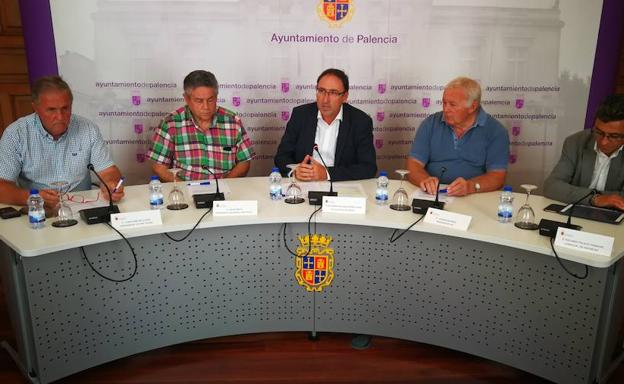 Juan Carlos Illera, David Nieto, Alfonso Polanco, Javier Pajares y Facundo Pelayo, en la firma del convenio.
