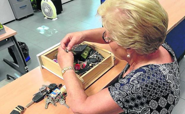 Una mujer busca sus llaves en el cajón.