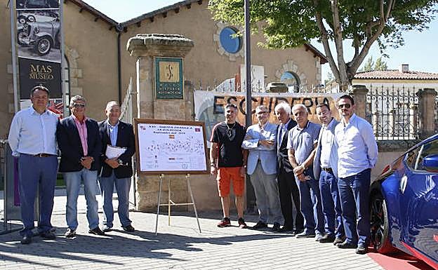 Un instante previo a la presentación de la Subida Charra junto al Museo de Automoción. 