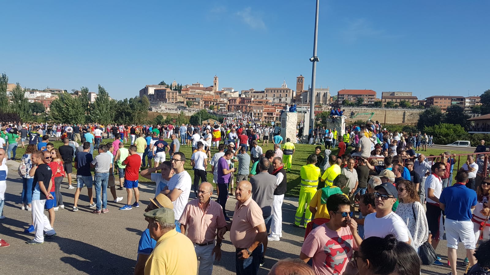 Dos personas han resultado heridas, al parecer uno con una posible cornada en la pierna