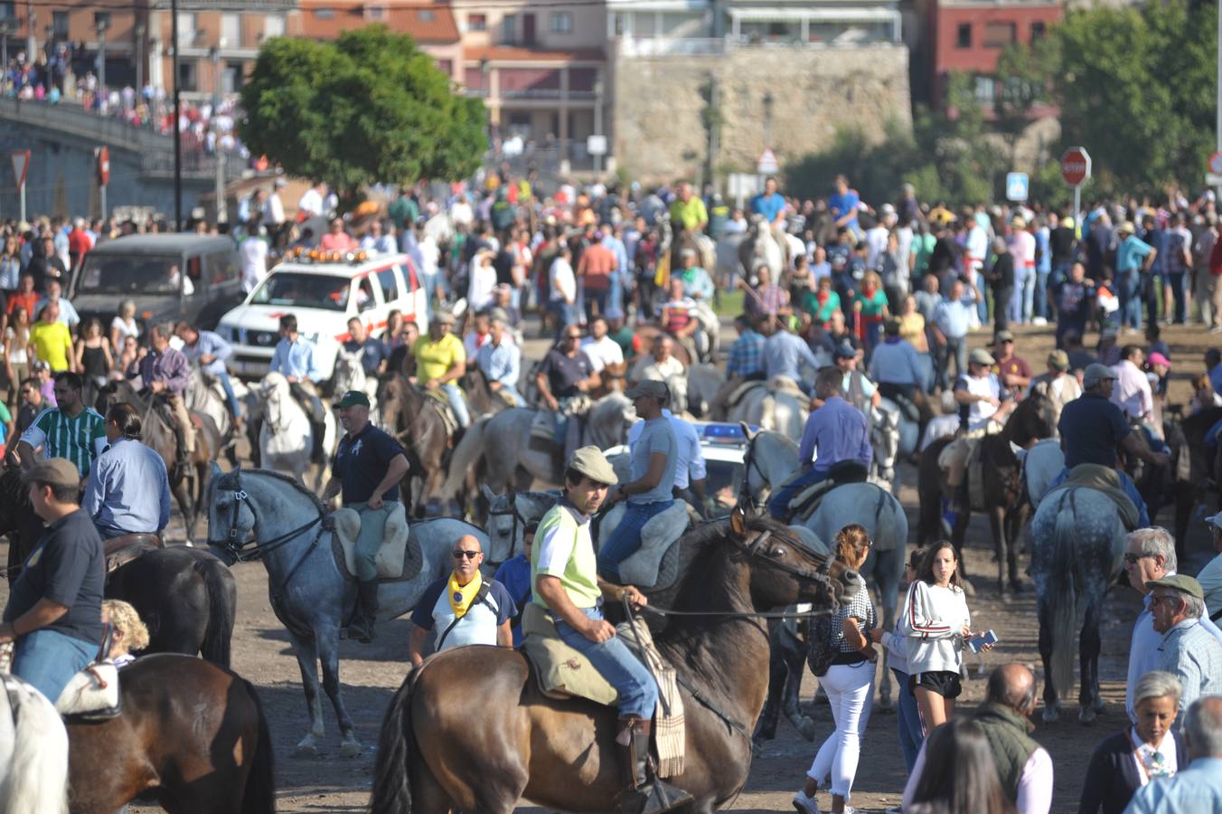 Dos personas han resultado heridas, al parecer uno con una posible cornada en la pierna