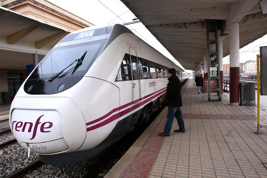 Un tren Alvia de Renfe en una estación