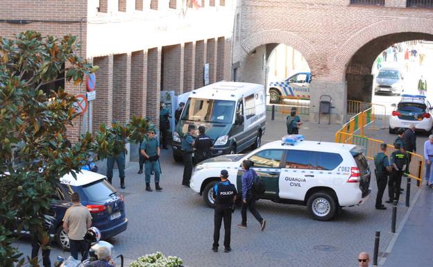 Dispositivo de la Guardia Civil y de la Policía Nacional ayer en los juzgados de Medina del Campo, donde declaró el presunto homicida.