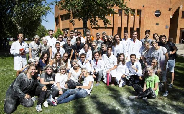 Novatos y veteranos posan en el césped de Paseo del Cauce