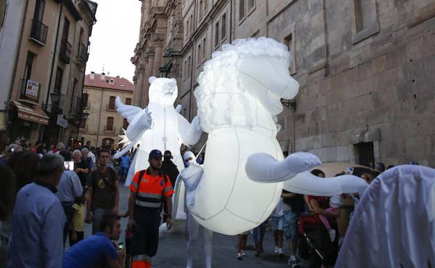 Dos figuras de 'Planetarium', en la calle Compañía.