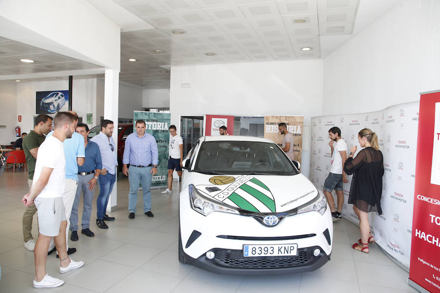 Fotos: El CD Guijuelo presenta su nuevo coche oficial