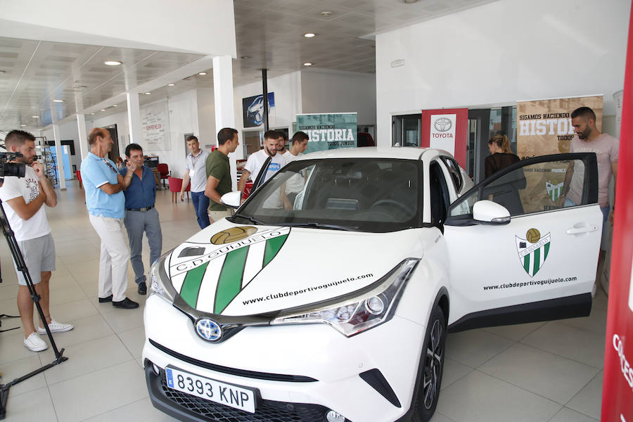 Fotos: El CD Guijuelo presenta su nuevo coche oficial