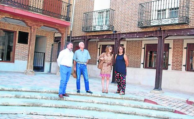 El delegado territorial de la Junta, segundo por la izquierda, visita la Plaza del Trigo en Saldaña