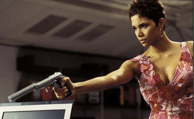 Halle Berry, en uno de los papeles de la franquicia de James Bond. 