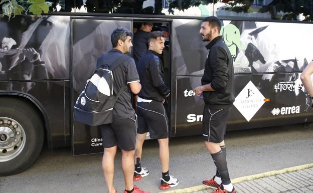 Los jugadores de Unionistas se disponen a montar en el autocar del equipo. 