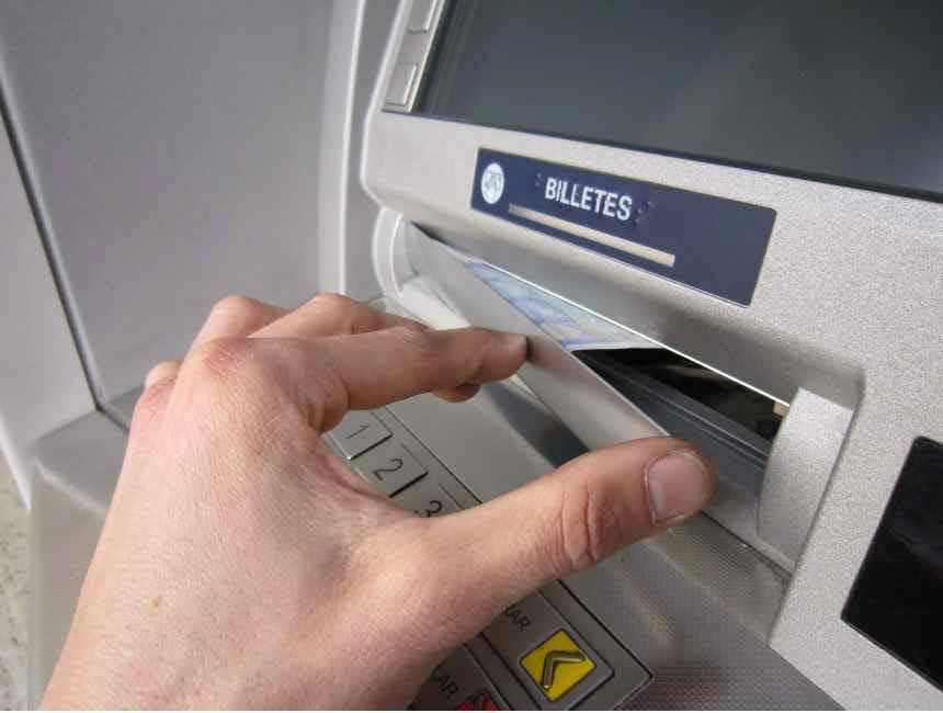 Cepo de billetes instalado en un cajero.