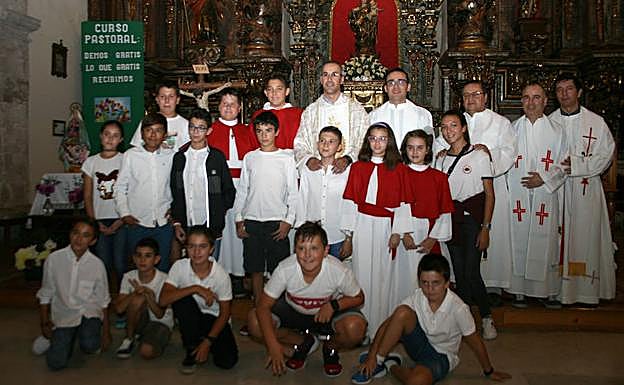 Emilio Calvo posa con otros sacerdotes y con niños de la localidad