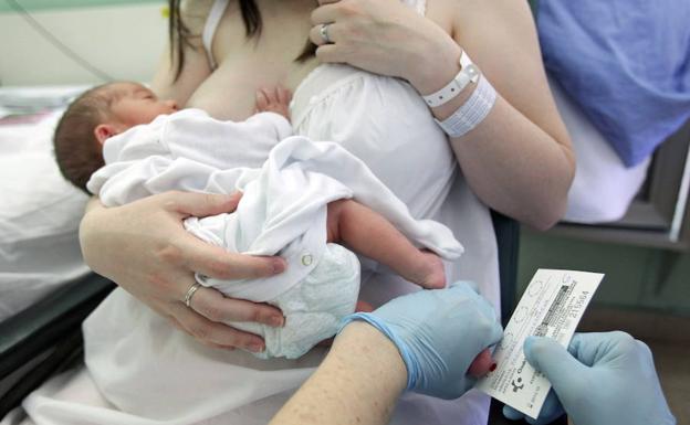 Personal sanitario realizando la prueba del talón a un bebé