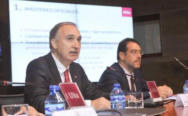 El rector, Antonio Largo, durante la rueda de prensa.