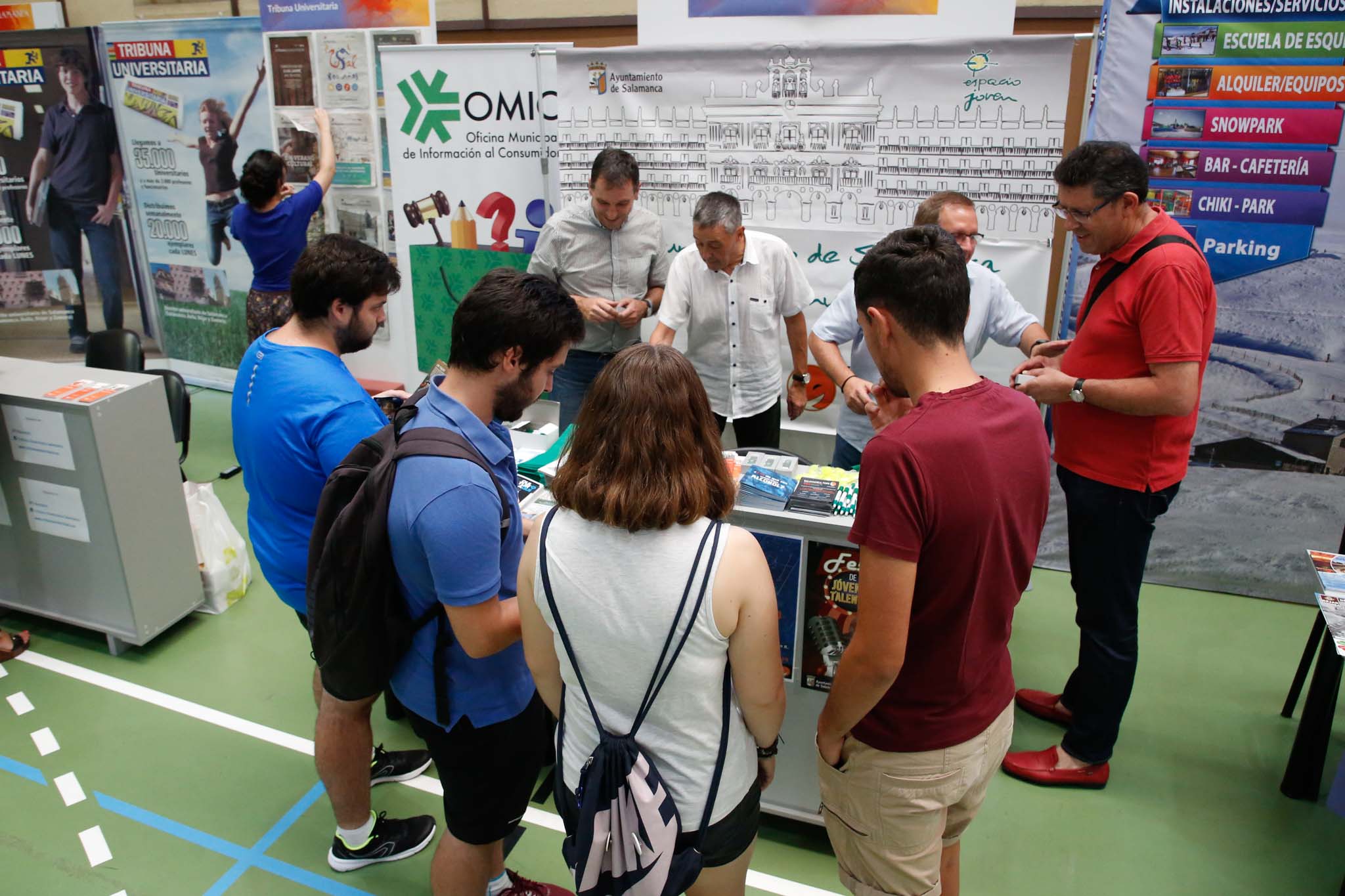 El pabellón deportivo del Campus Unamuno y sus alrededores reunió desde las 12 a las 18 h., a estudiantes de Grado, Máster y Doctorado con representantes de los principales Servicios y Unidades de la Universidad de Salamanca