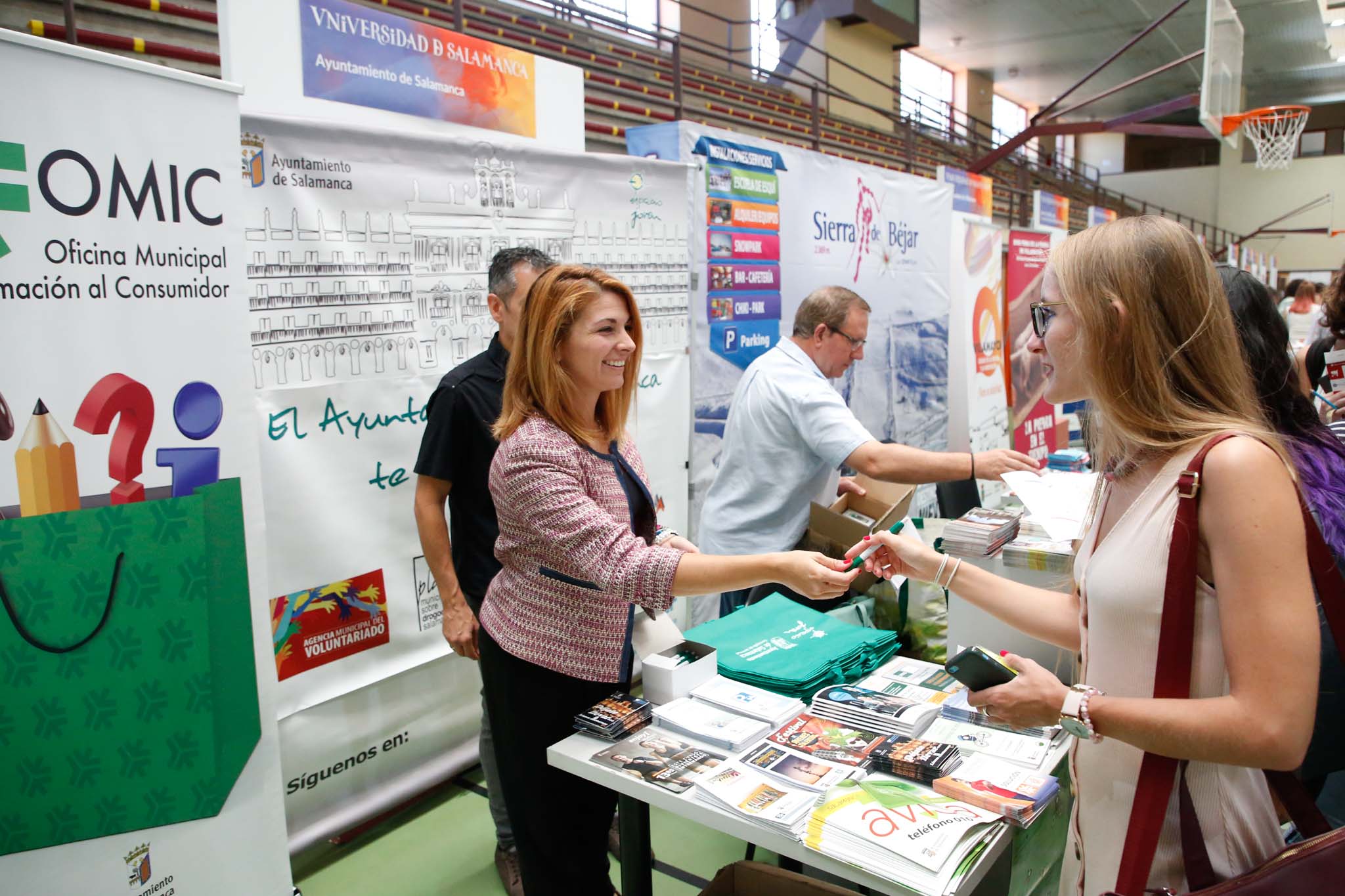 El pabellón deportivo del Campus Unamuno y sus alrededores reunió desde las 12 a las 18 h., a estudiantes de Grado, Máster y Doctorado con representantes de los principales Servicios y Unidades de la Universidad de Salamanca