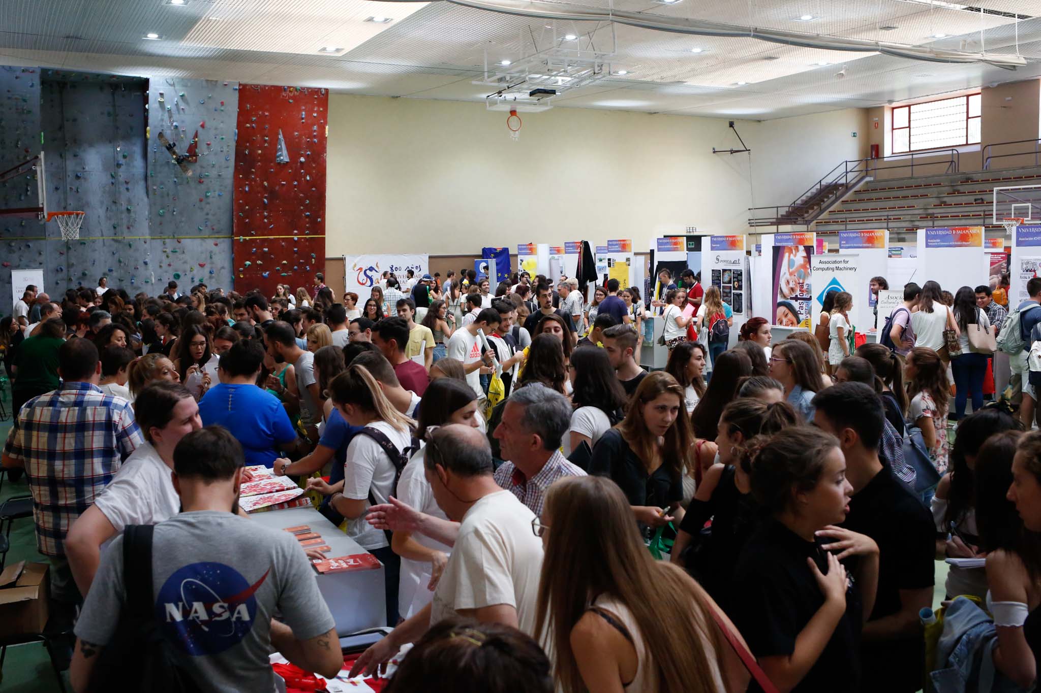 El pabellón deportivo del Campus Unamuno y sus alrededores reunió desde las 12 a las 18 h., a estudiantes de Grado, Máster y Doctorado con representantes de los principales Servicios y Unidades de la Universidad de Salamanca