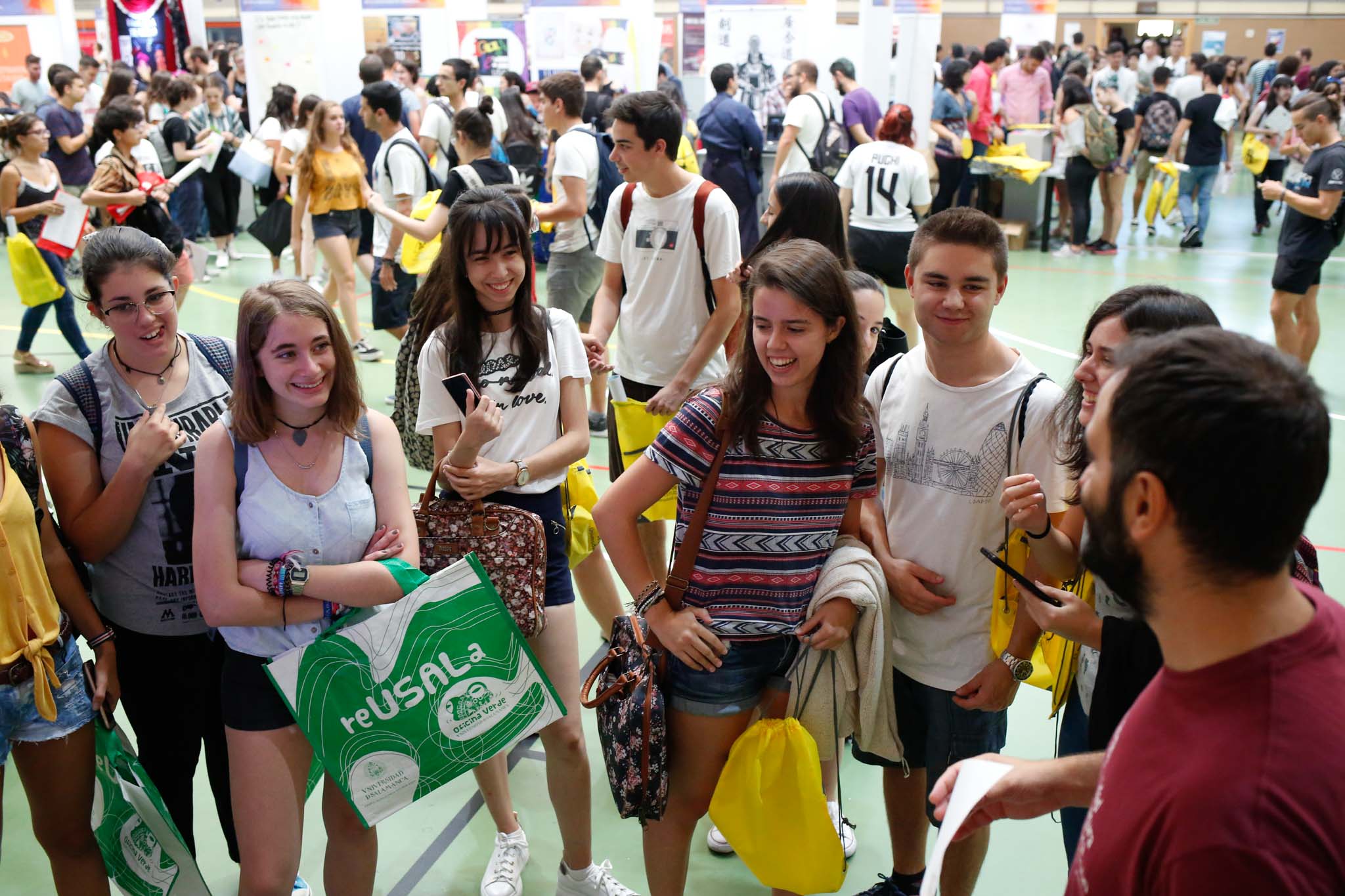 El pabellón deportivo del Campus Unamuno y sus alrededores reunió desde las 12 a las 18 h., a estudiantes de Grado, Máster y Doctorado con representantes de los principales Servicios y Unidades de la Universidad de Salamanca