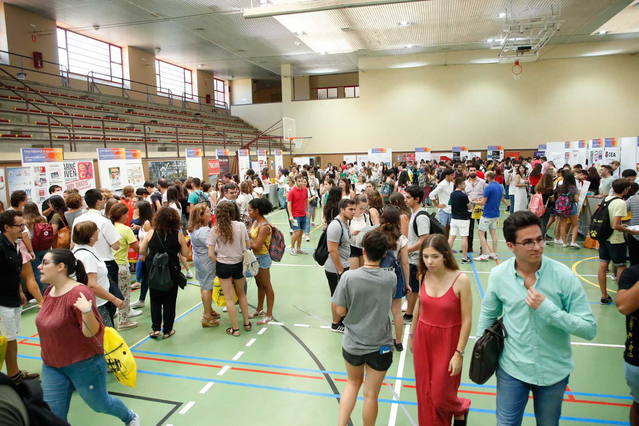 El pabellón deportivo del Campus Unamuno y sus alrededores reunió desde las 12 a las 18 h., a estudiantes de Grado, Máster y Doctorado con representantes de los principales Servicios y Unidades de la Universidad de Salamanca