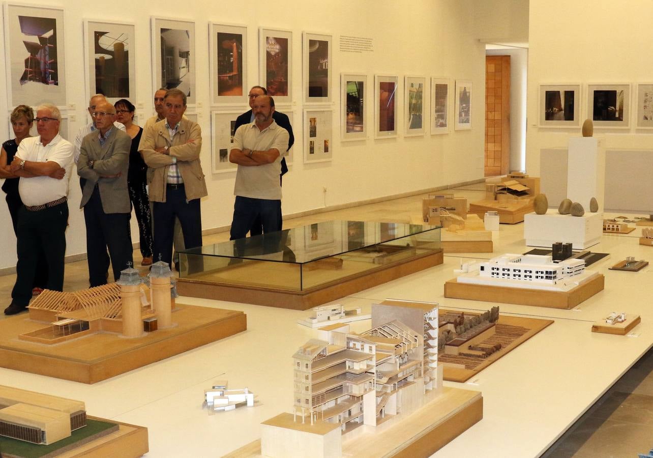 Un centenar de fotografías, maquetas, vídeos y dibujos repasan en la sala 8 la trayectoria profesional del arquitecto a través de sus proyectos