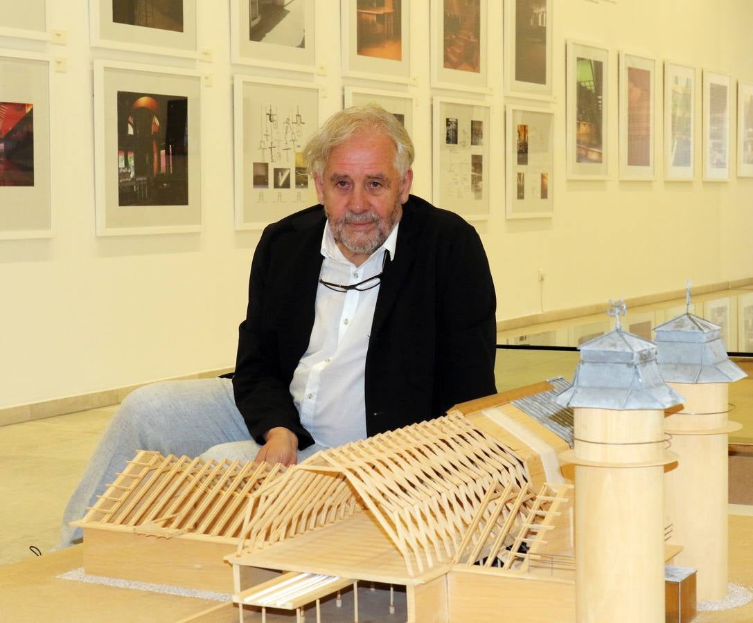 Un centenar de fotografías, maquetas, vídeos y dibujos repasan en la sala 8 la trayectoria profesional del arquitecto a través de sus proyectos