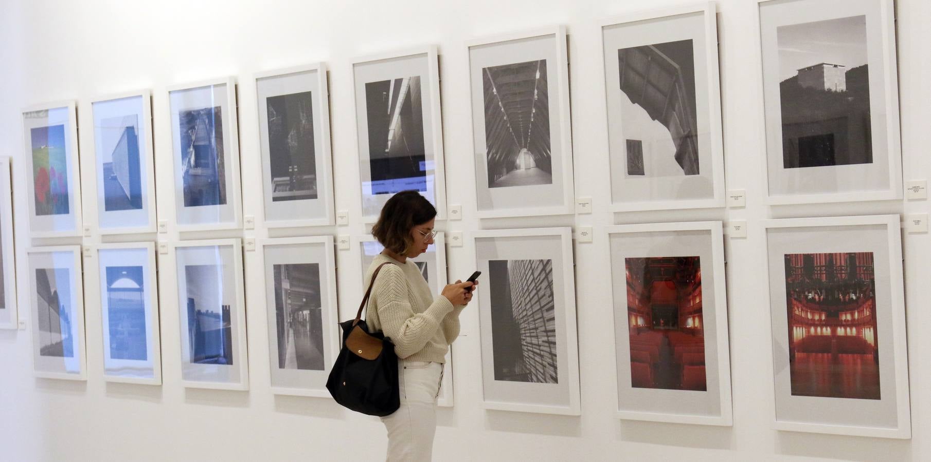 Un centenar de fotografías, maquetas, vídeos y dibujos repasan en la sala 8 la trayectoria profesional del arquitecto a través de sus proyectos