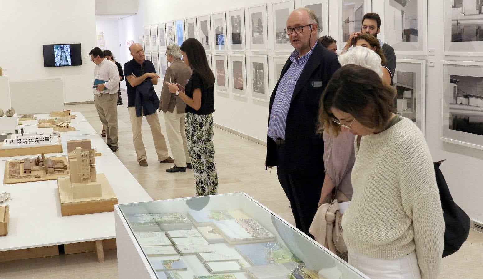 Un centenar de fotografías, maquetas, vídeos y dibujos repasan en la sala 8 la trayectoria profesional del arquitecto a través de sus proyectos