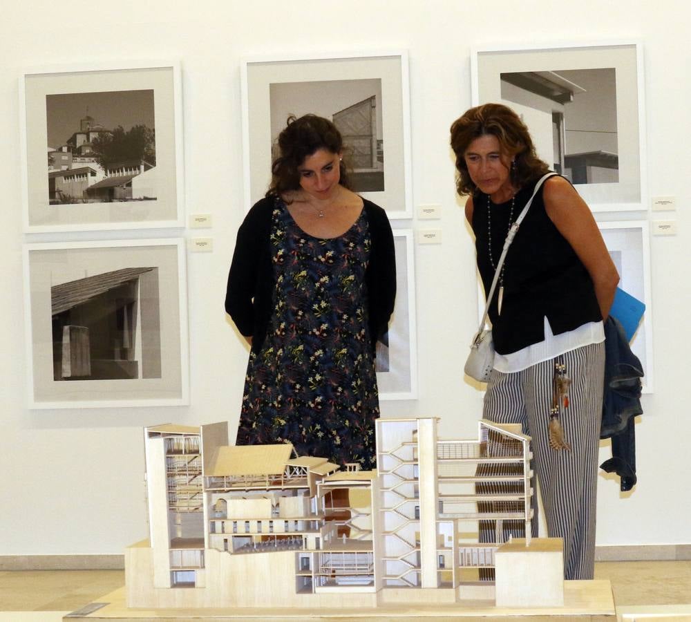 Un centenar de fotografías, maquetas, vídeos y dibujos repasan en la sala 8 la trayectoria profesional del arquitecto a través de sus proyectos