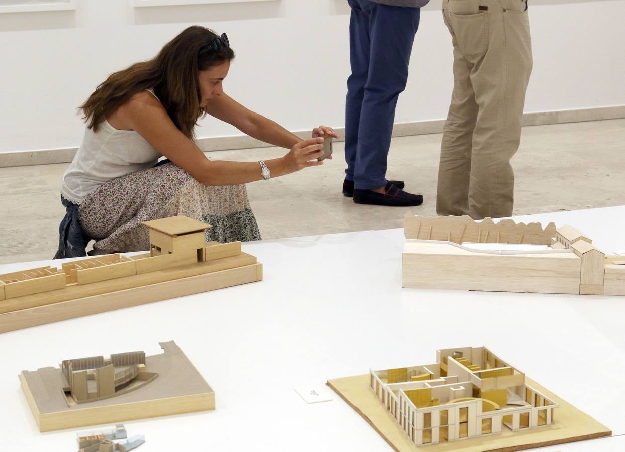 Un centenar de fotografías, maquetas, vídeos y dibujos repasan en la sala 8 la trayectoria profesional del arquitecto a través de sus proyectos