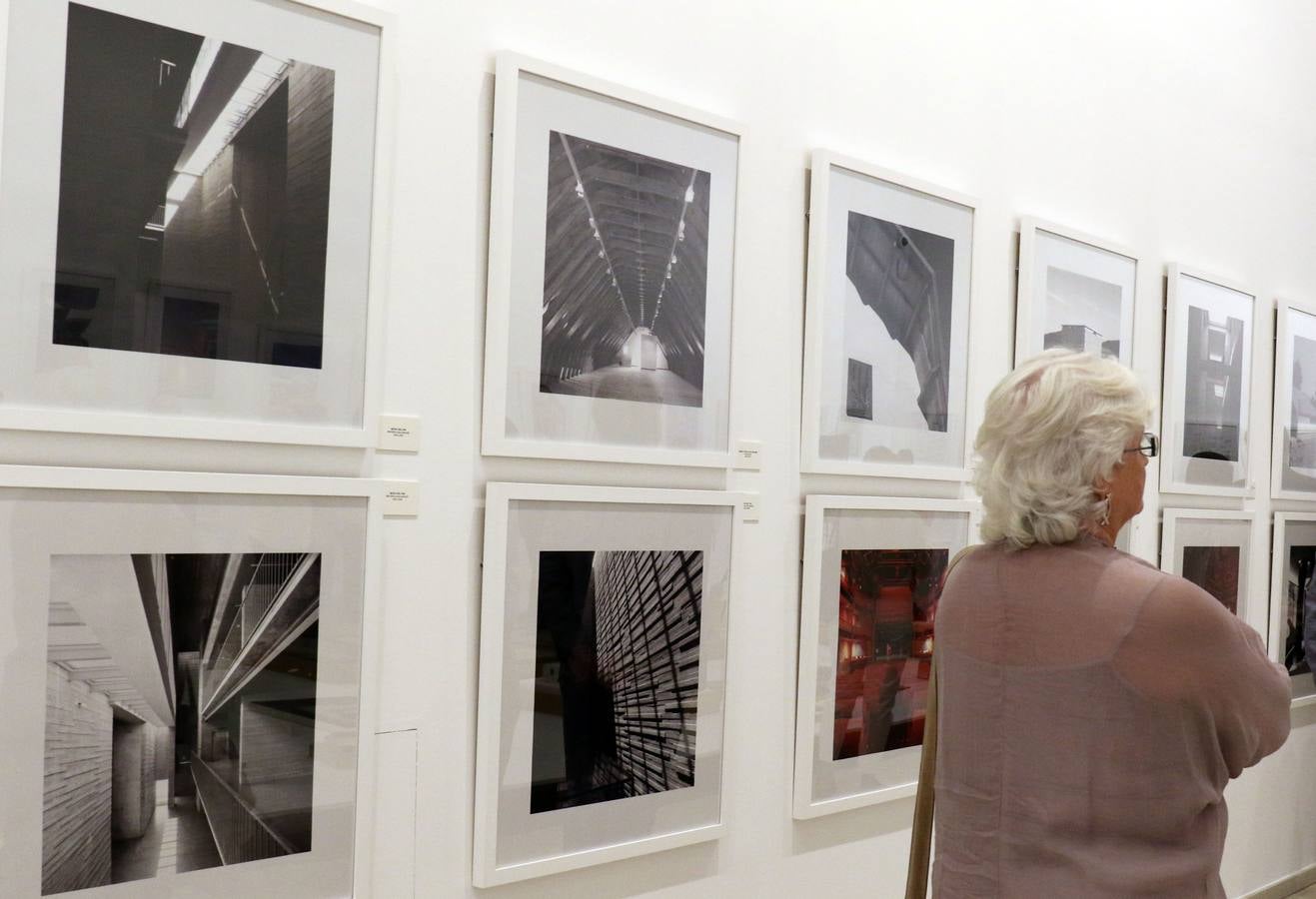 Un centenar de fotografías, maquetas, vídeos y dibujos repasan en la sala 8 la trayectoria profesional del arquitecto a través de sus proyectos