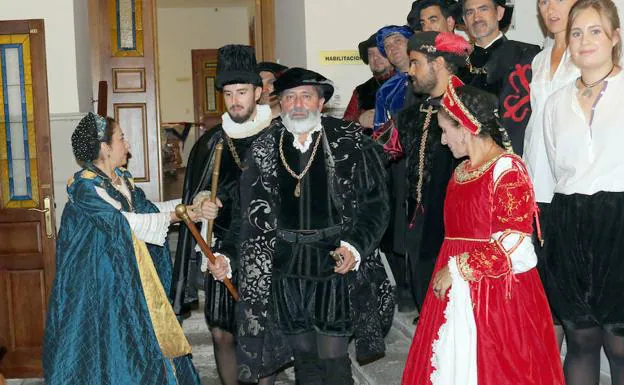 Una representación teatralizada de Carlos V y su Corte abrió ayer las conferencias en el Palacio Real de Valladolid. 
