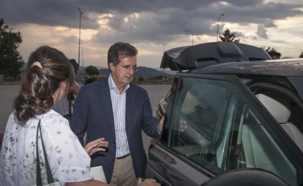 Imagen principal - José Luis Ulibarri, a su salida este viernes de la prisión de Soto del Real.