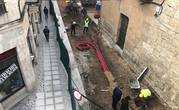 Un grupo de trabajadores durante las obras de la calle Madrid de Ciudad Rodrigo.