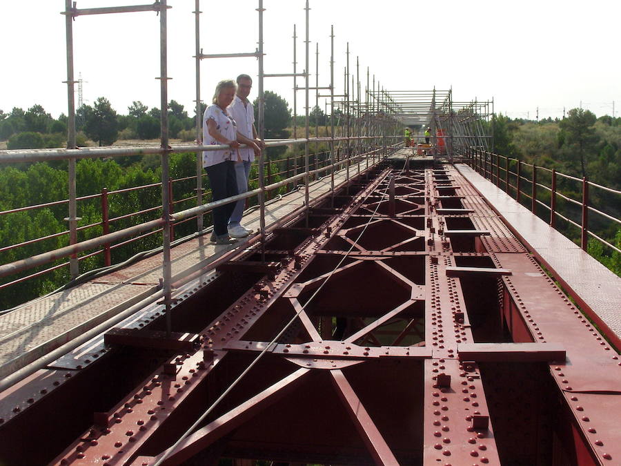 La concejala Paloma Maroto y el diputado Jaime Pérez visitan las obras del puente sobre el río Voltoya.