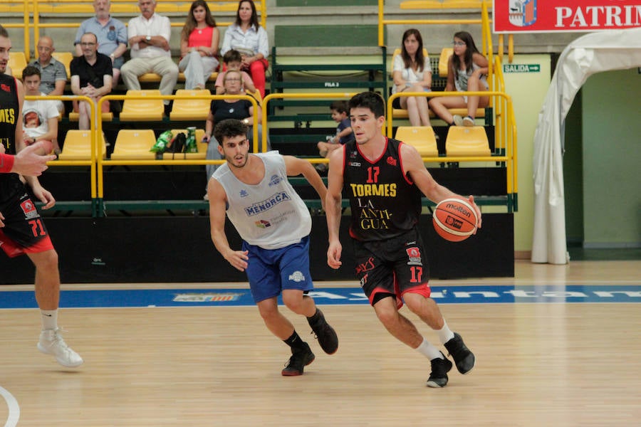 Fotos: La Antigua CB Tormes cede ante el Menorca (67-74)