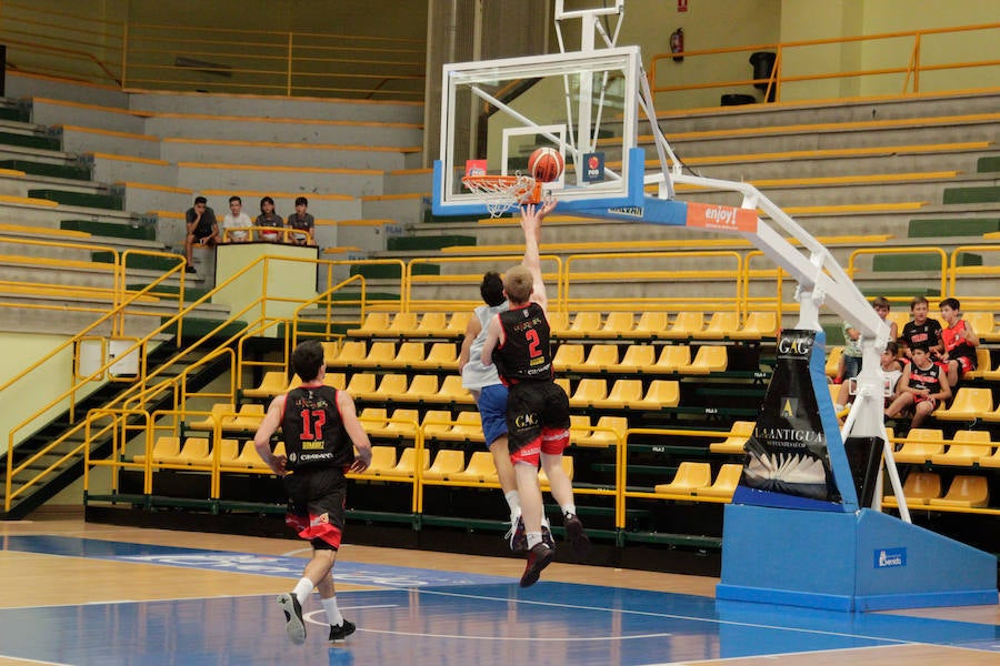 Fotos: La Antigua CB Tormes cede ante el Menorca (67-74)